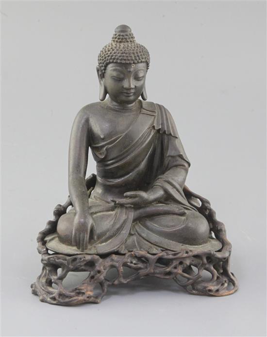 A Chinese bronze seated figure of Buddha Shakyamuni, 18th/19th century, total height 18.5cm